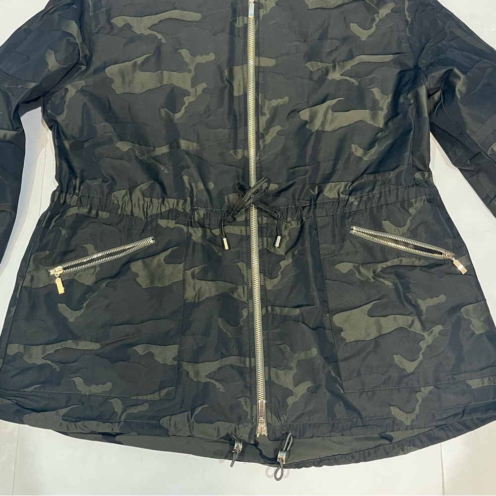 Chico's Zenergy Green Anorak Camo Embossed Full Zip Jacket With Hood Size 8/10 - Picture 3 of 16